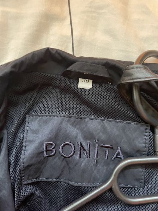 Тъмносин шлифер на Bonita