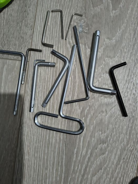 Cutie plus scule si unelte