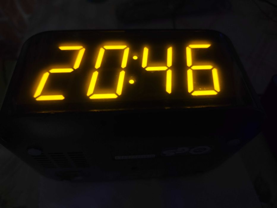 Часовник за спалня, хол или кухня с радио, аларма и прожекция