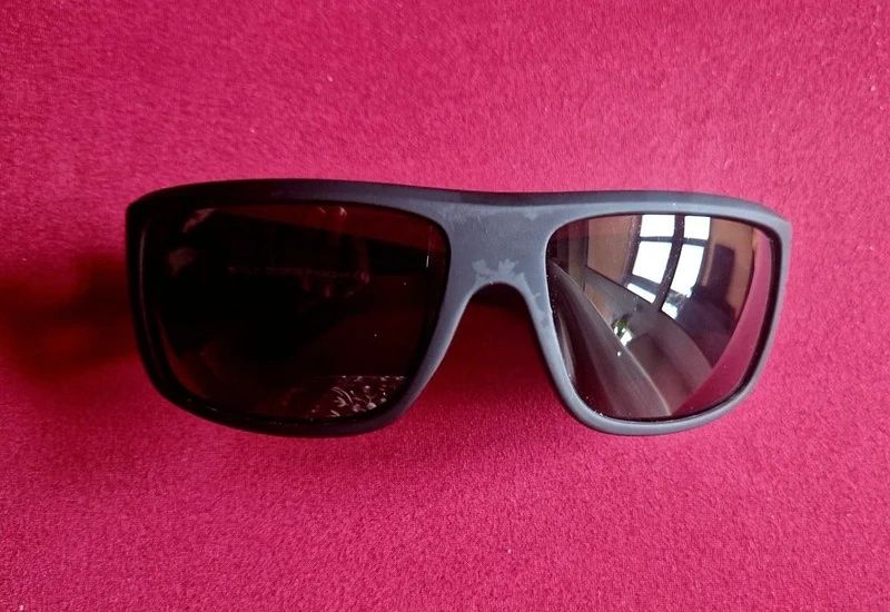 Ochelari de soare, polarizati, culoare neagră, săculeț de transport