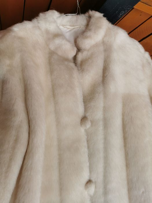 Vand haina blana artificiala, imaculata, guler tunica, fara uzura