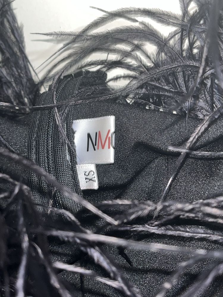 Елегантна официална черна рокля с пера NMODA
