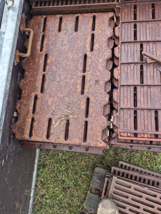 Gratar fonta. Pardoseala porci-animale.