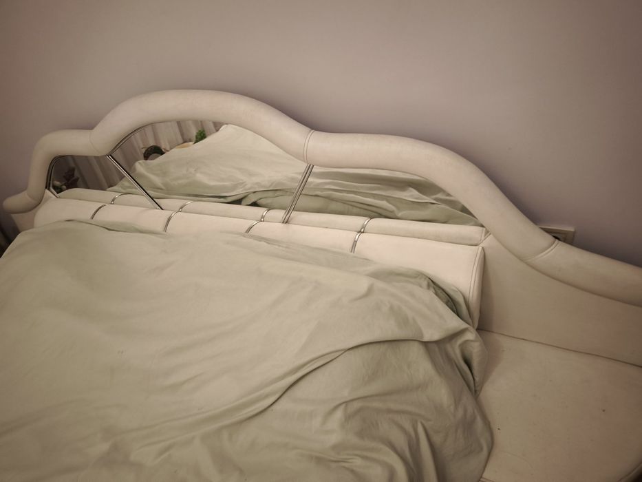 Продавам луксозна спалня с четириклирен гардероб