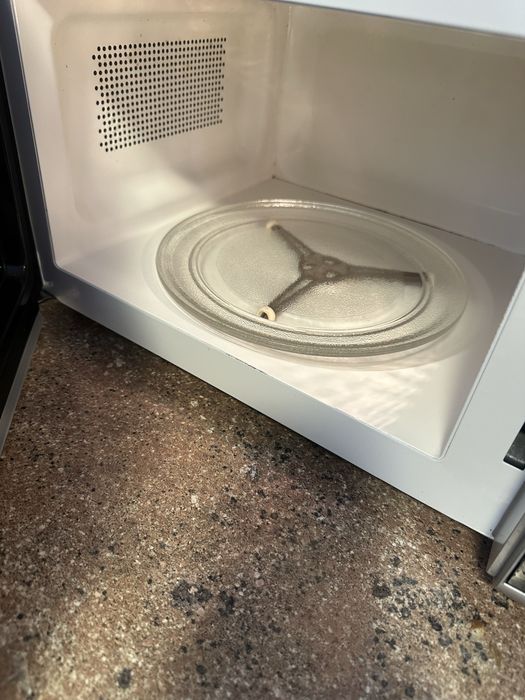 Ofer servicii de curatenie SMM PURE CLEAN