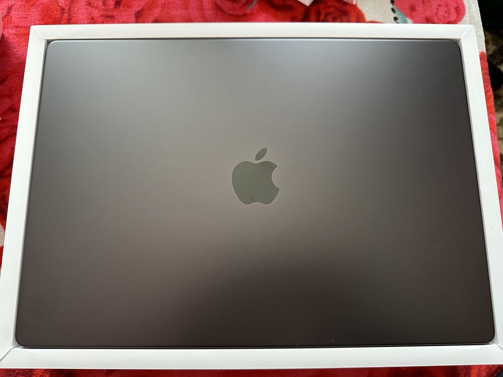 MacBook Pro with Apple M3 Pro chip 16-inch 18+512GB