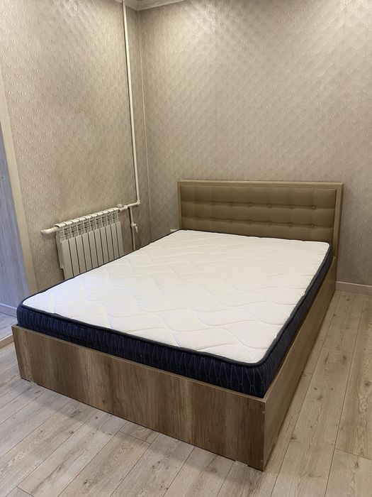 Кровать с матрасом (двуспальная)
