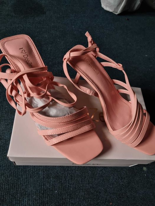 Sandale roz cu toc mic