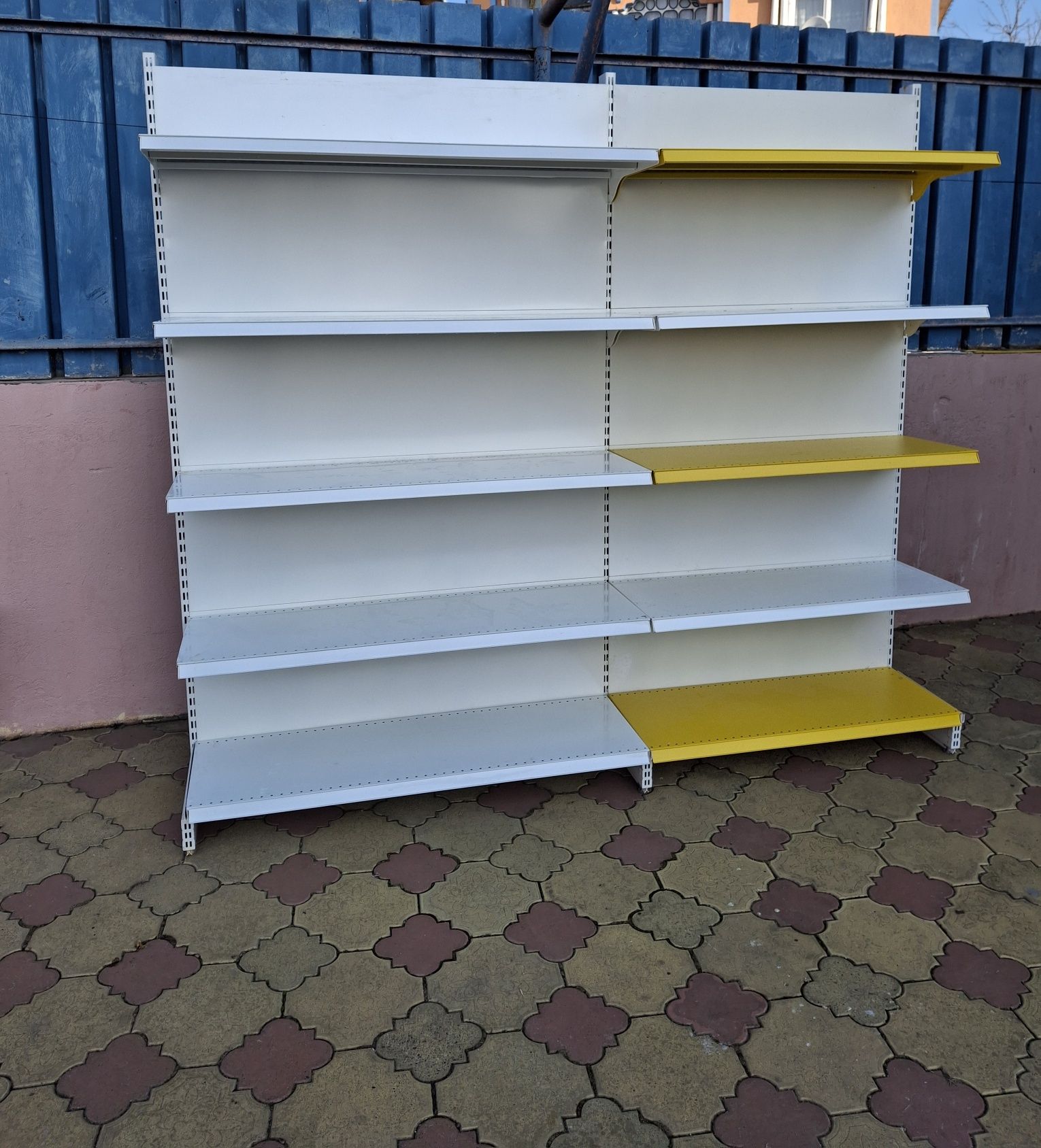 Rafturi pentru magazine noi