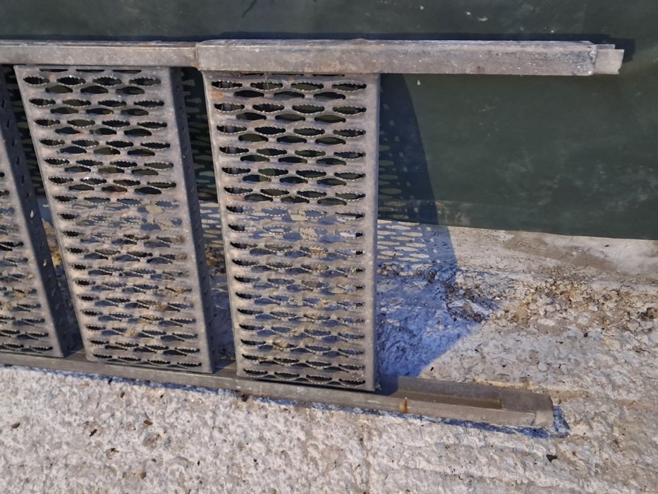 Малка стълба згаваема поцинкована от товарен бус  фургон