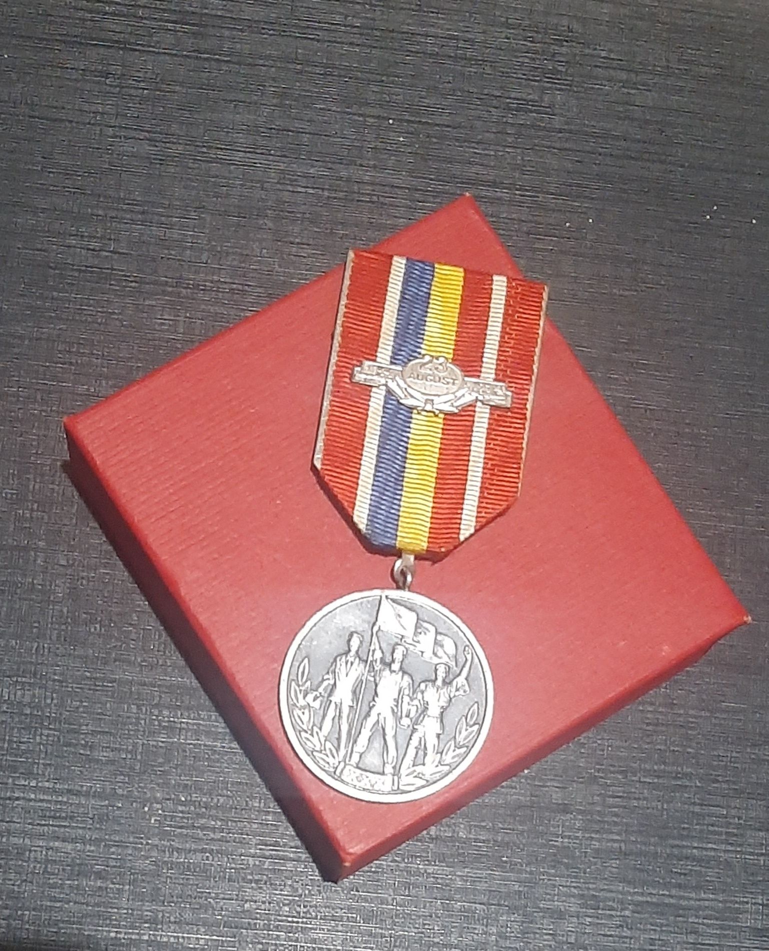 Vând medalie și insignă