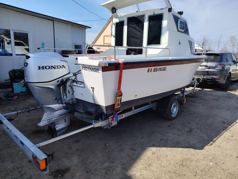 Barca cabinata, Pastenague, model Guppy 560,înmatriculată pe RO