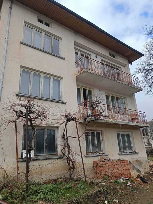 Продавам 3-ри етажна къща с. Момчиловци, на тухла и плочи.