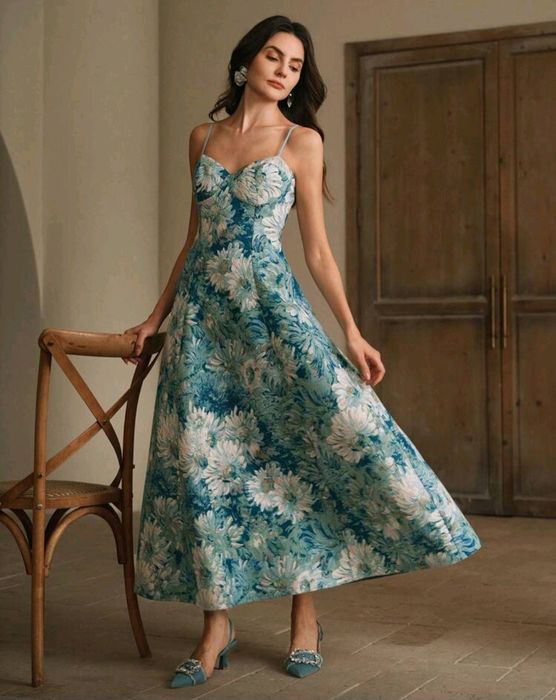 Дамска рокля с презрамки