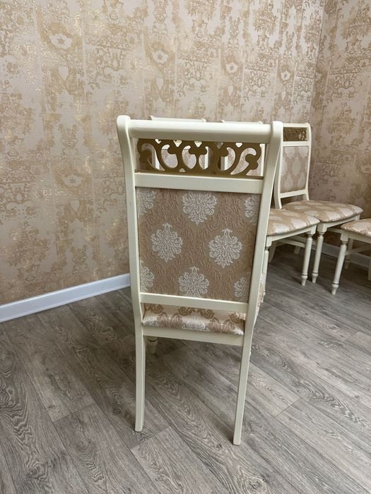 Стол со стульями