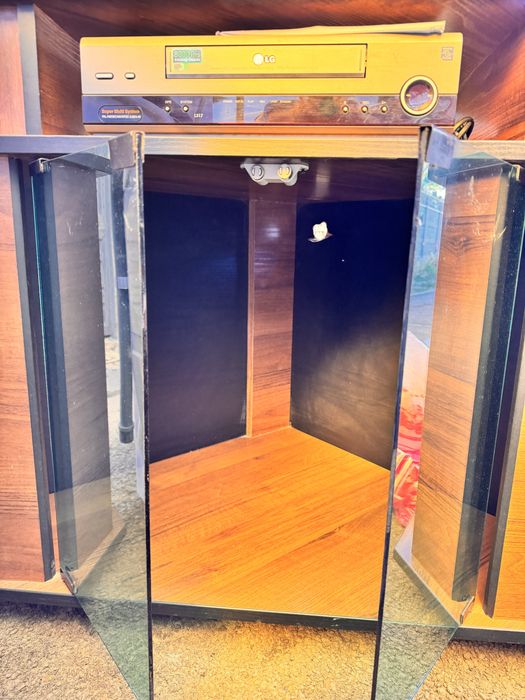 Видеоплеер и стол под телевизор