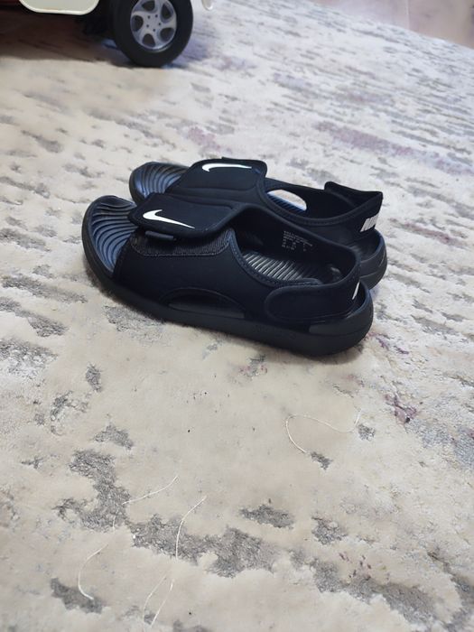 Vând sandale Nike