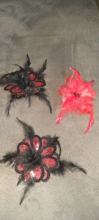 Брошки червени и черни цветя