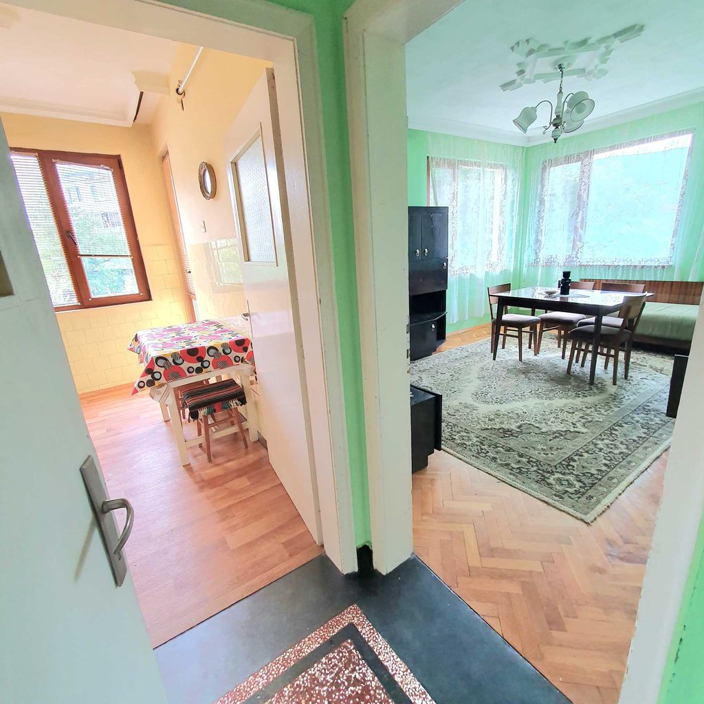 Продава се Многостаен апартамент в Шумен, Център - 150 кв.м за 3 €/кв.м - Снимка #3