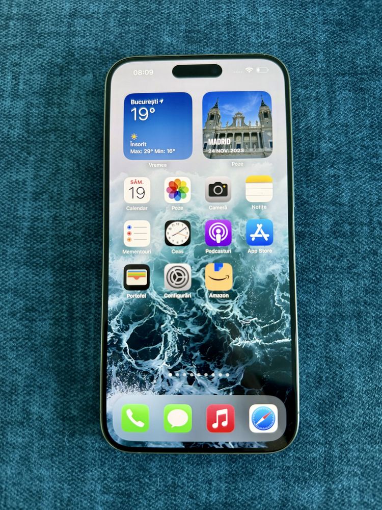 Vând iPhone 15 Pro Max 256GB cu factură, garanție și două huse cadou