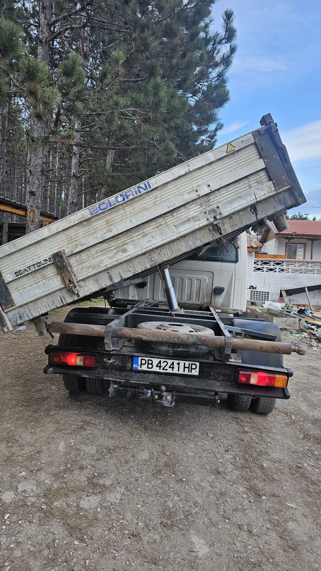 Транспортни услуги с тристранен самосвал