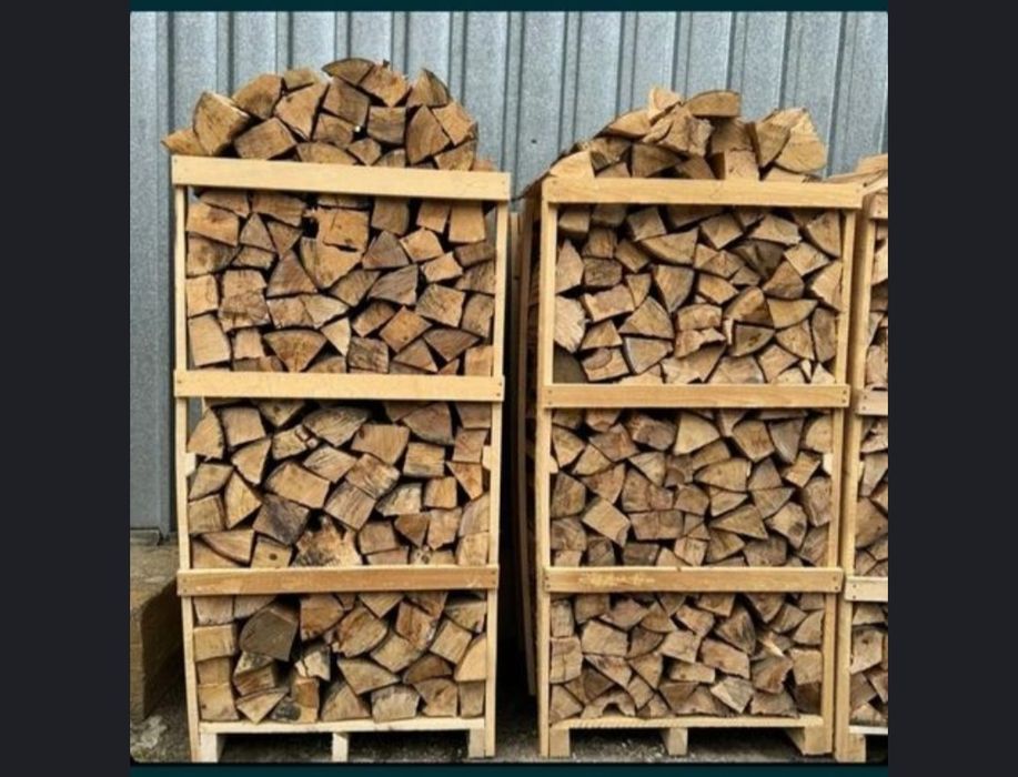 Lemne de foc tăiate sparte la palet