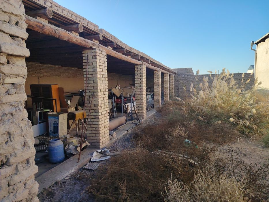 Хива Шахар Касмобод Центр Камаз тарафда ярим тугаланган 990кв жой соти