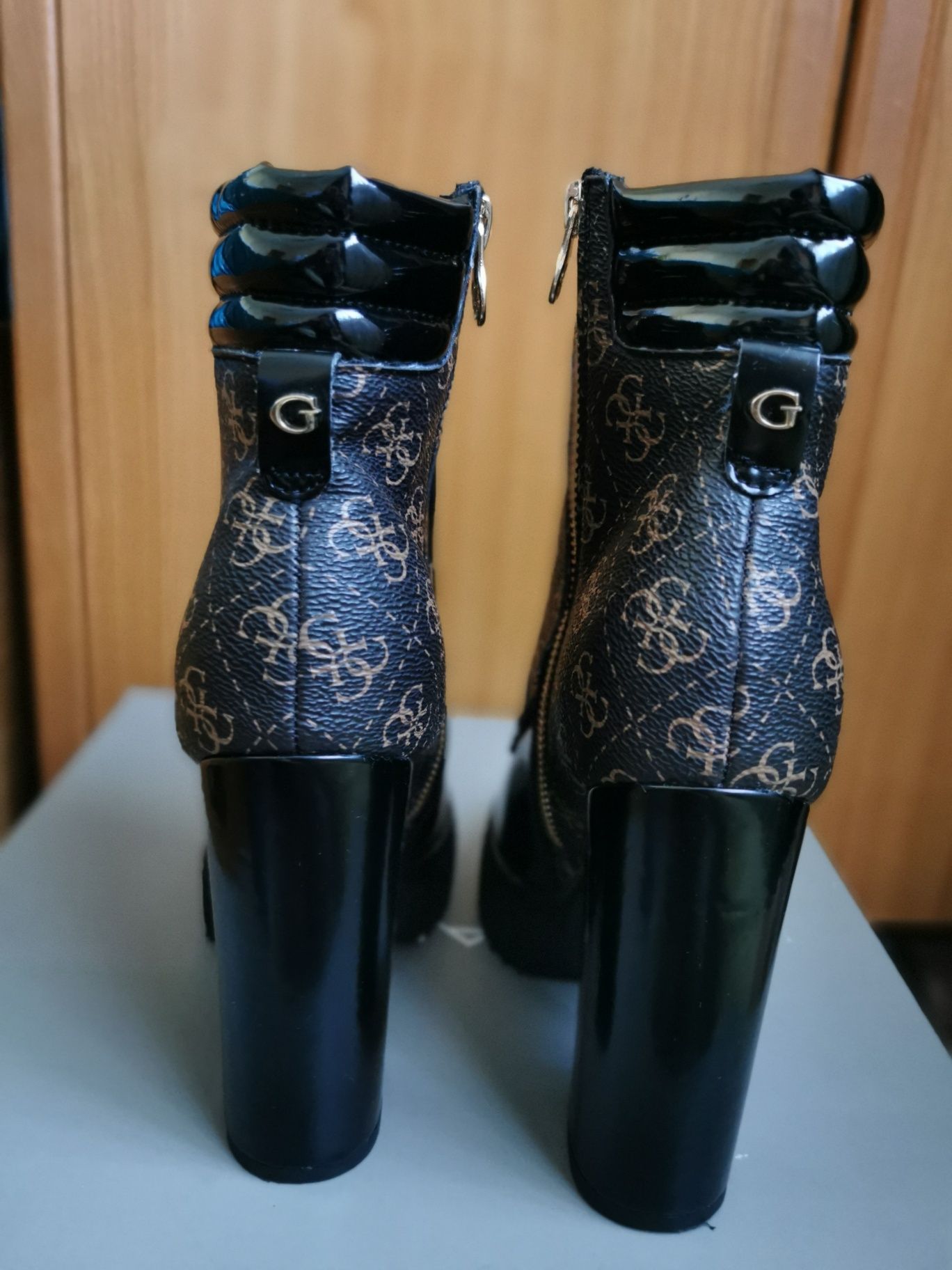 Ghete Guess, mărimea 37