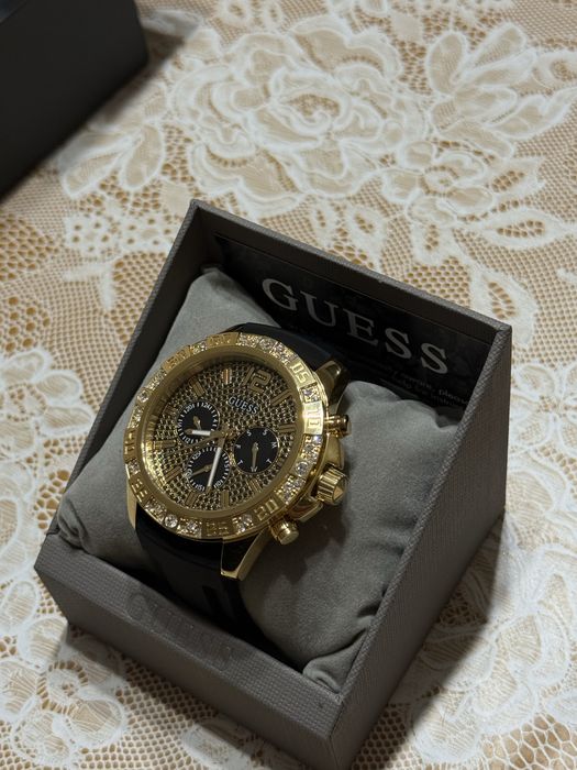 Чисто нов златен часовник GUESS с две години гаранция