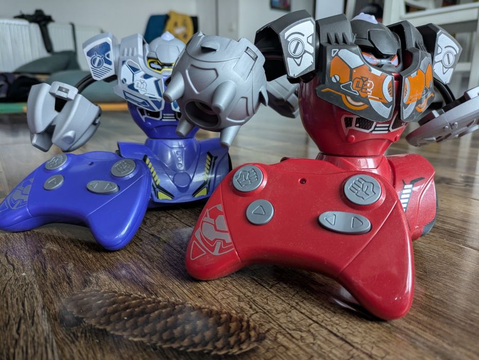 Set 2 roboti cu telecomanda rosu-albastru