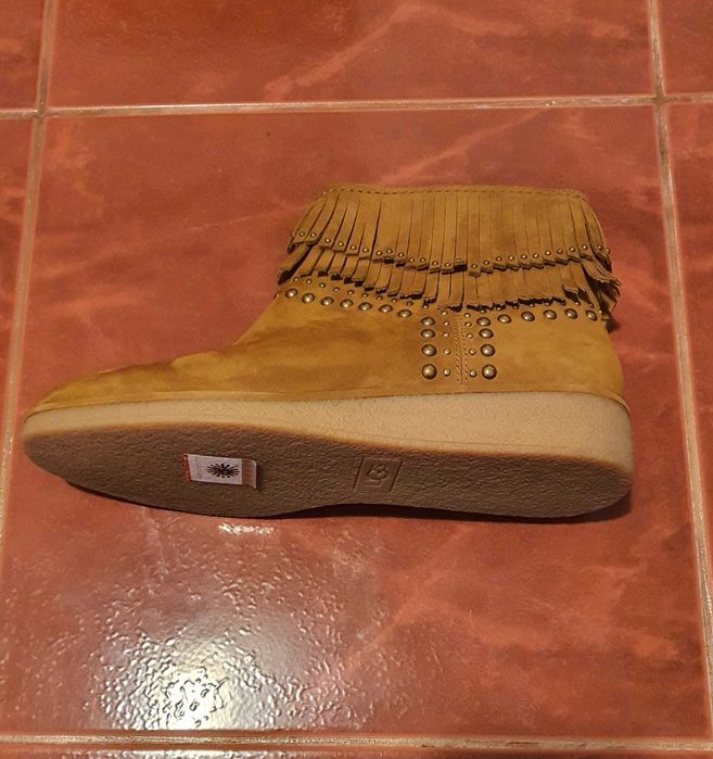 Cizme UGG ARIANE Fringe Studded Ankle marime 39