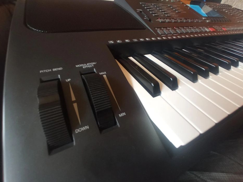 Yamaha PSR-6000 е професионален аранжиращ синтезатор