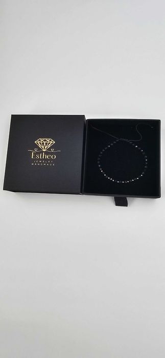 Brățară handmade Estheo cu mărgele negre și bile din aur 14K