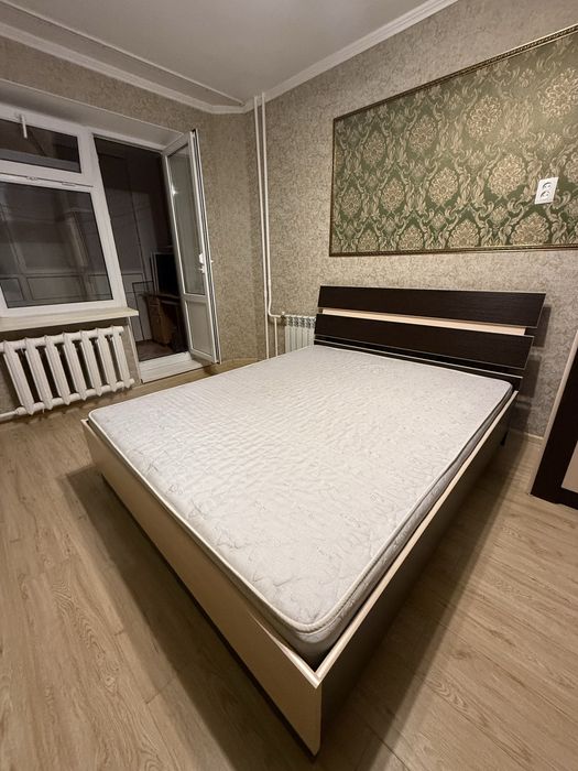 Продам двуспальную кровать с матрасом     Продам двухъярусную кровать