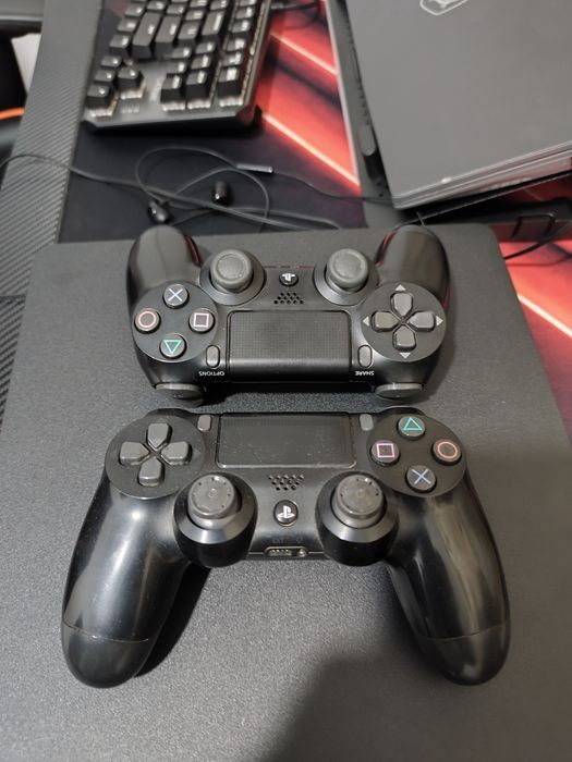 ПРОДАВАМ playstation 4  +2 джойстика +24 диска за повече инф на лично