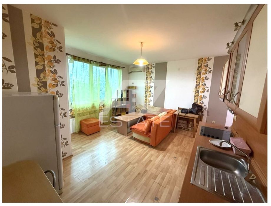 Двустаен апартамент, Ален Мак