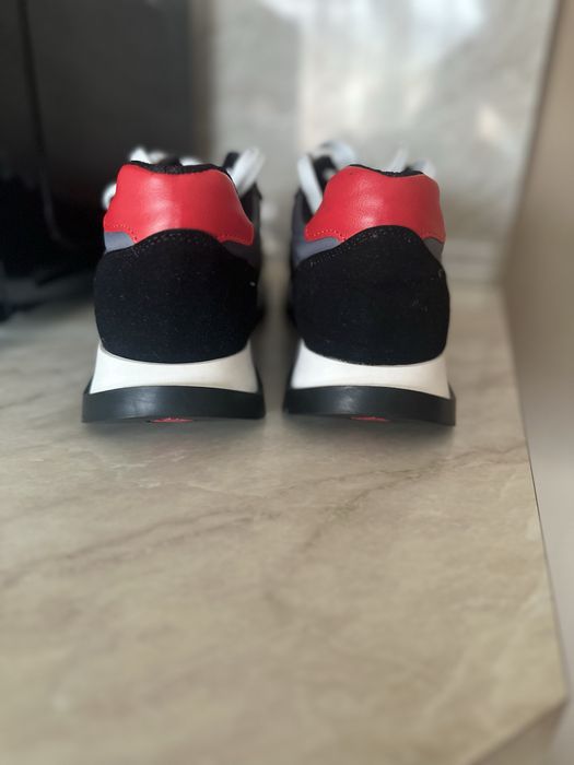 Маратонки чисто нови