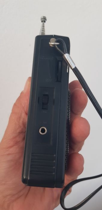 Realistic radio portabil de colecție