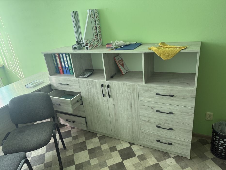 Мебель офисная (практически новая)