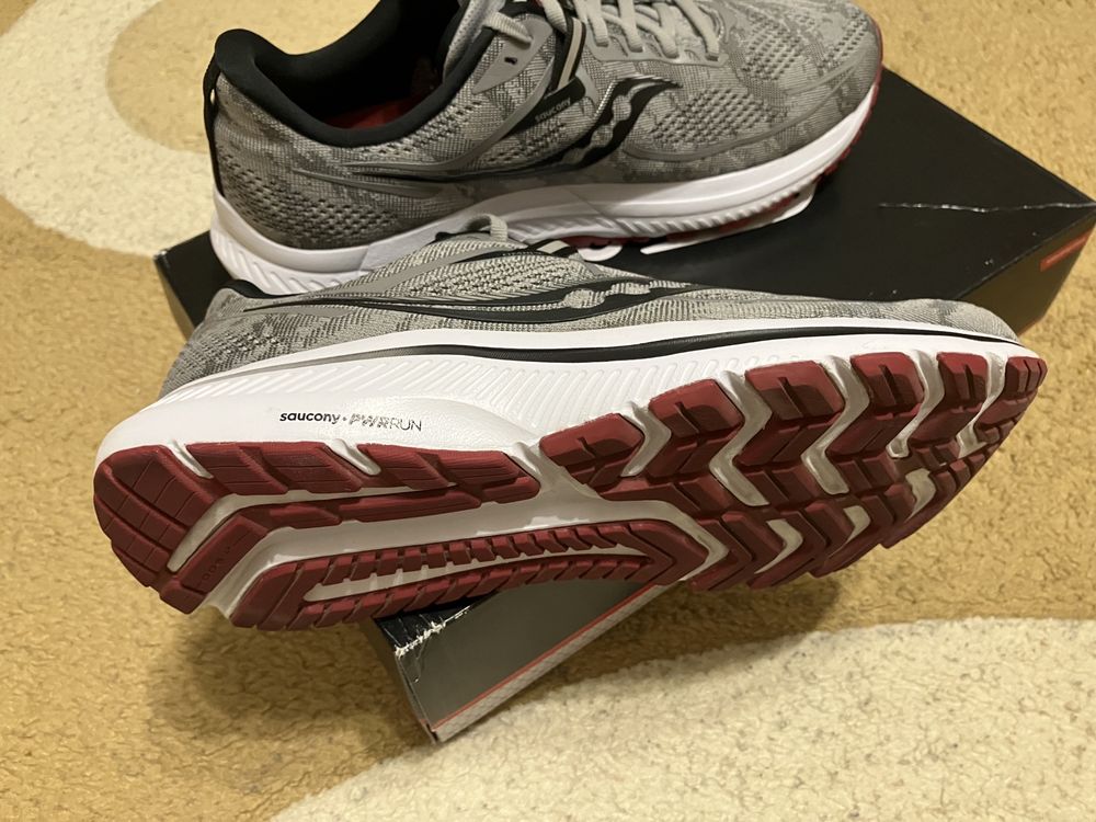 НОВИ оригинални Мъжки обувки за бягане Saucony omni 21 размер 42,5