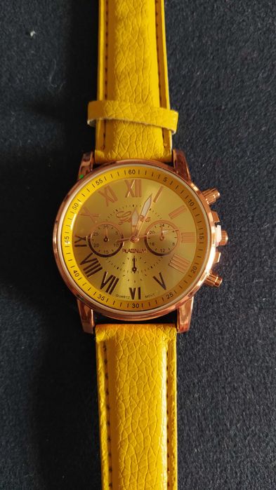 Vand Ceas de culoare GALBEN nou cu blocare cheita de pornire