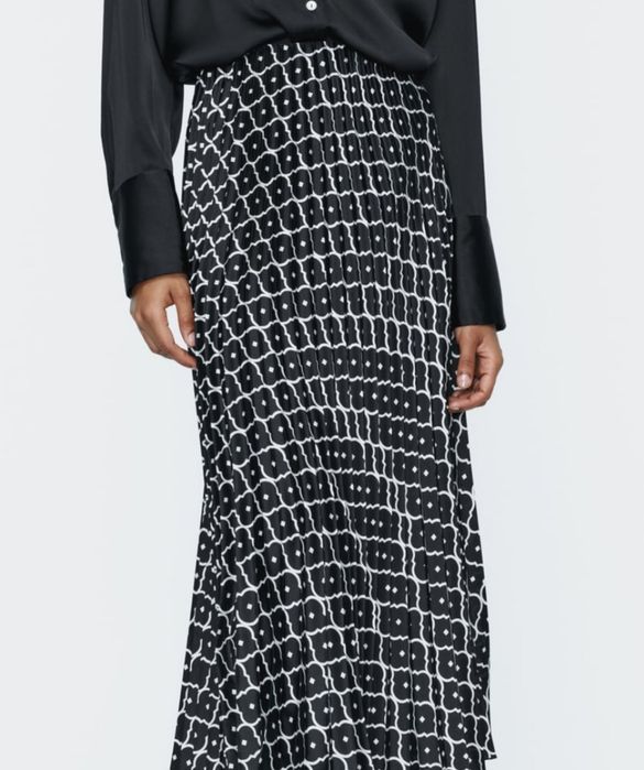 Продавам дамска плисирана пола