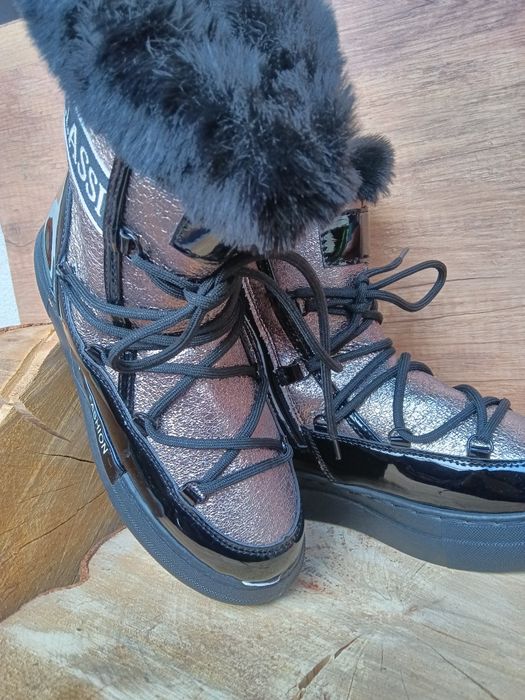 Дамски зимни апрески в сребристо сив цвят с пухче.