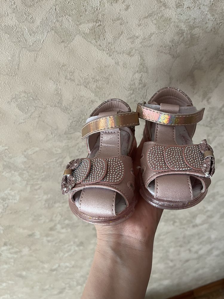 Продается детские сандали для девочек