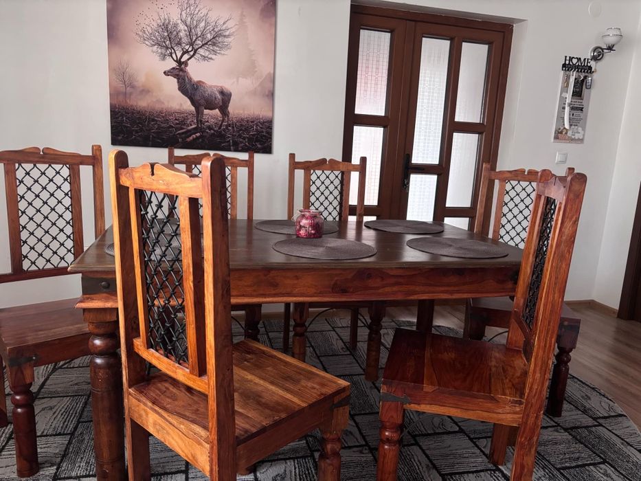 Se vinde masa+6 scaune din lemn masiv nuc.aduse din uk.