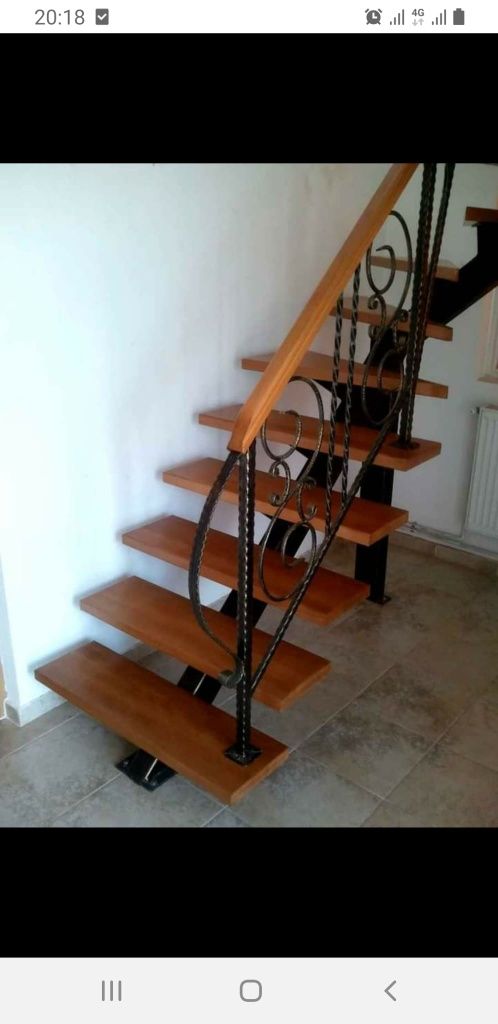 Vând scară din fier forjat cu trepte din lemn.semi rotund sau pe drept