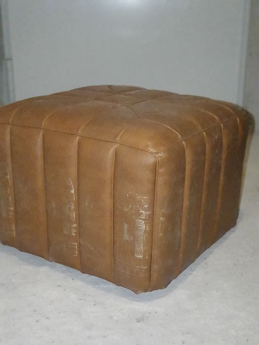 Табуретка ,мека,компактна и удобна.