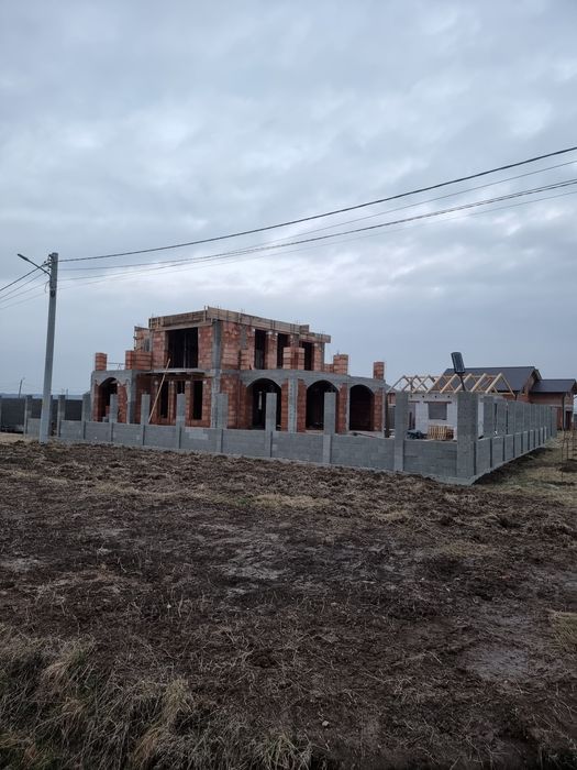 Case la roșu fațade vată si polistiren interioare