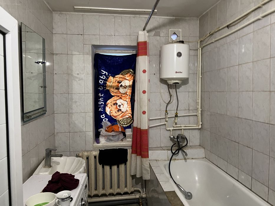 Срочно продам дом 100 кв плюс  помещение 200 кв.  Во  дворе. Под бизн