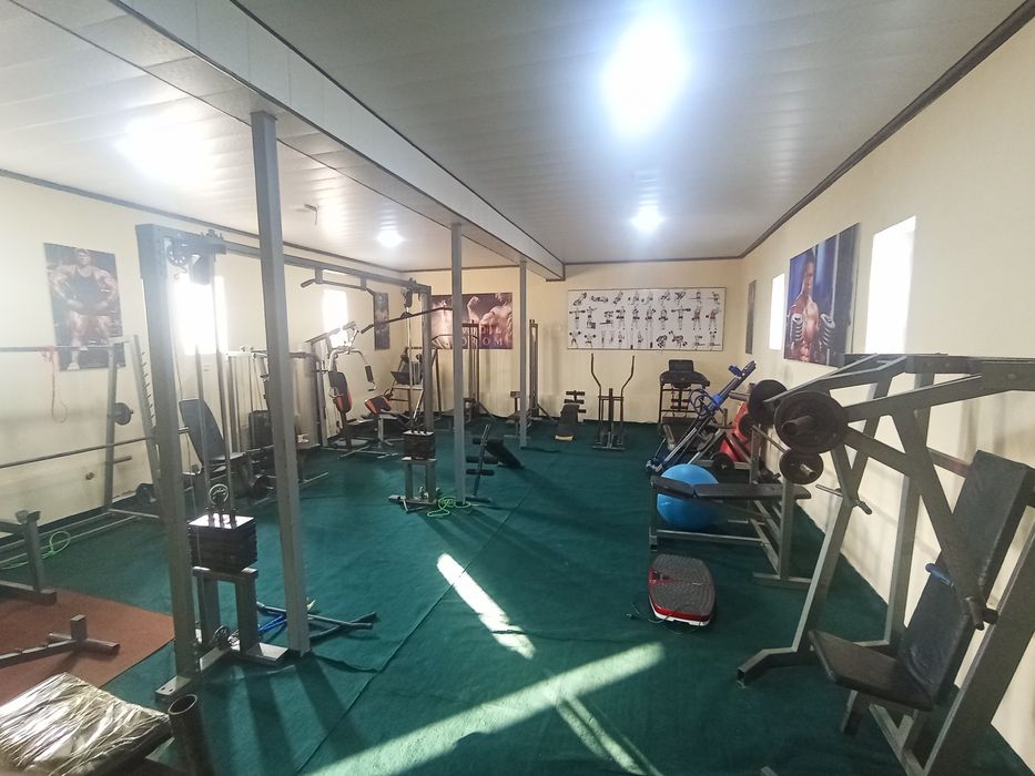 Ishlab turgan zal korib turgan barcha jihozlar sotiladi